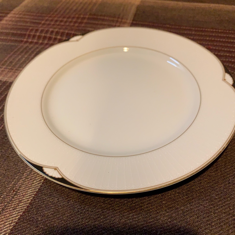 Mikasa Elegant White and Gold Bread and Butter Plate